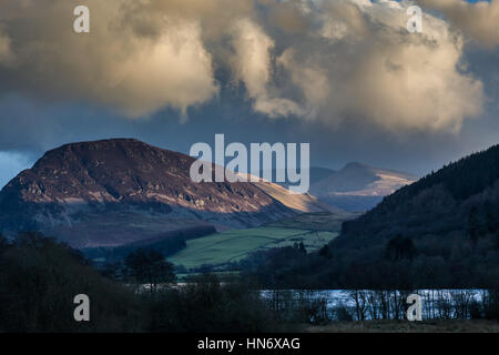 La luce del sole su Mellbreak e Starling Dodd, visto da Loweswater, Lake District, Cumbria Foto Stock