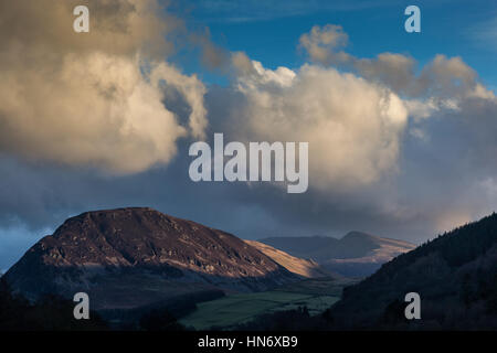 La luce del sole su Mellbreak e Starling Dodd, visto da Loweswater, Lake District, Cumbria Foto Stock