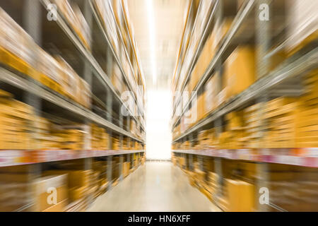 Abstract foto sfocata di conservare in magazzino vuoto corridoio del supermercato, sfocatura del movimento Foto Stock