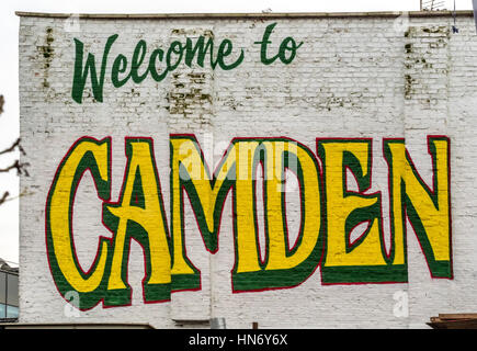 Benvenuto a Camden segno dipinto sul muro esterno dell'edificio Foto Stock