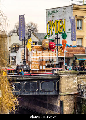 Benvenuto a Camden segno dipinto sul muro esterno dell'edificio Foto Stock