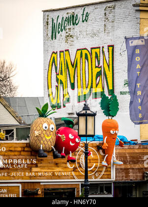 Benvenuto a Camden segno dipinto sul muro esterno dell'edificio Foto Stock