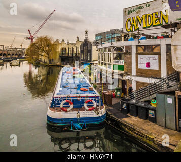 Benvenuto a Camden segno dipinto sul muro esterno dell'edificio Foto Stock