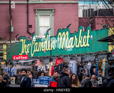 Il mercato di Camden segno con acquirenti in Camden High Street, Londra, Regno Unito. Foto Stock