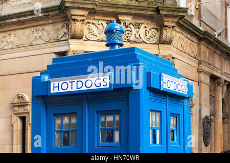 Ex casella di polizia nel centro di Glasgow in Scozia ora utilizzata per vendere hotdog. Foto Stock