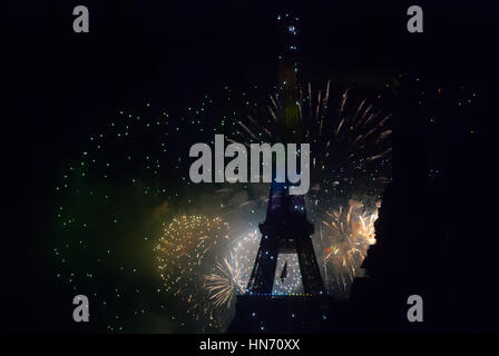 Fuochi d'artificio dietro la Torre Eiffel su Bastilia giorno a Parigi Foto Stock