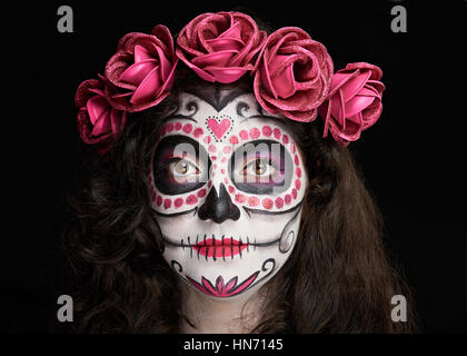 Bel trucco per Halloween del teschio sul volto della donna Foto Stock