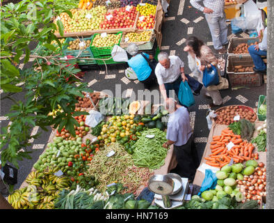 Occupato il mercato della frutta in Funchal Madeira. Foto Stock