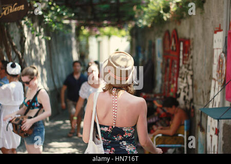 Donna bionda con un cappello di paglia di camminare per le strade di Sorrento, della Costiera Amalfitana, Italia. Foto Stock