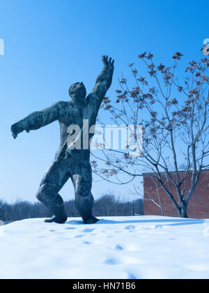 Martiri monumento, una delle statue in una coperta di neve Memento Park, Budapest.. Foto Stock