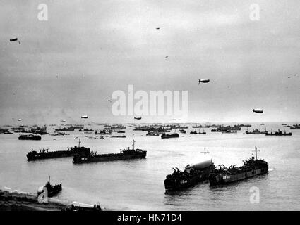 La Normandia, Francia, nel giugno 1944. La vista della spiaggia con navi dopo lo sbarco Foto Stock