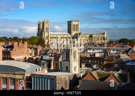 La cattedrale e Metropolitical chiesa di San Pietro a York, comunemente noto come York Minster in Inghilterra. Foto Stock