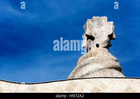 Chimney cialde o pozzi di ventilazione sul tetto di La Pedrera, Casa Mila, progettato da Antoni Gaudì Barcellona, in Catalogna, Spagna Foto Stock