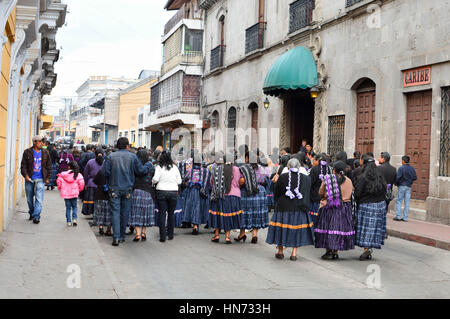 Quetzaltenango, Guatemala - Febbraio 8,2015: Maya la gente a prendere parte alla cerimonia funebre, tutte le donne di indossare il vestito tradizionale in colori scuri in Xela, Foto Stock