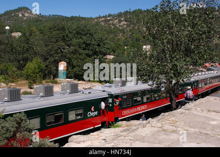 Cantra, Messico - 10 Ottobre 2014: persone guardano fuori di El Chepe treno vicino alla stazione di cantra nel canyon di rame, Chihuahua, Messico nel mese di ottobre 10, 2014 Foto Stock