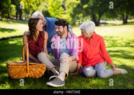 Ritratto di famiglia felice godendo nel parco su una soleggiata giornata Foto Stock
