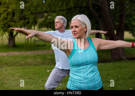 Coppia senior esercitare insieme nel parco Foto Stock