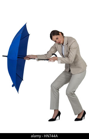 Ritratto di imprenditrice azienda ombrello blu contro uno sfondo bianco Foto Stock
