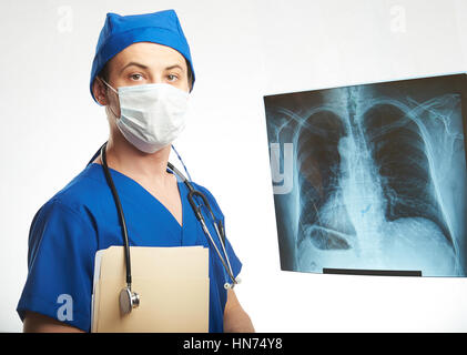 Medico radiologo nella maschera con immagine a raggi x dei polmoni isolato su bianco Foto Stock