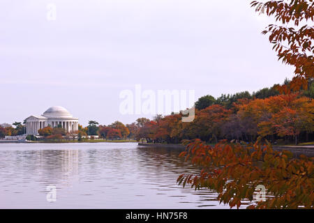 Thomas Jefferson Memorial in caduta. Autunno intorno al bacino di marea in Washington DC vicino al memoriale. Foto Stock