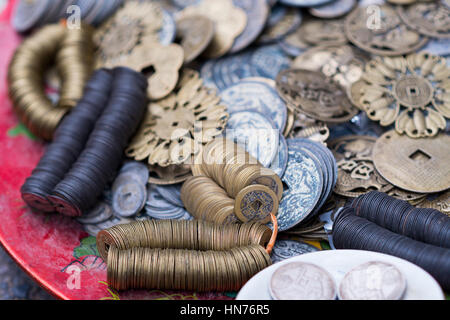 Di vecchie monete in vendita in Hanoi Old Quarter Foto Stock