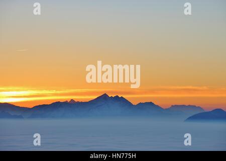 Vista delle alpi al tramonto, d'inverno. Visto dalla cima del monte Gaisberg, altezza ca. 1300 m. Uno strato di nebbia alta sopra la valle del Salzb Foto Stock