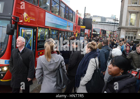 Coda di pendolari a London Bridge per gli autobus come la stazione della metropolitana è chiusa durante la mattinata Rush Hour dovute ai membri del RMT e TSSA prendendo azione industriale su tagli di posti di lavoro, la biglietteria delle chiusure e dei problemi di sicurezza. Dotato di: pendolari dove: Londra, Regno Unito quando: 09 Gen 2017 Credit: Howard Jones/WENN.com Foto Stock