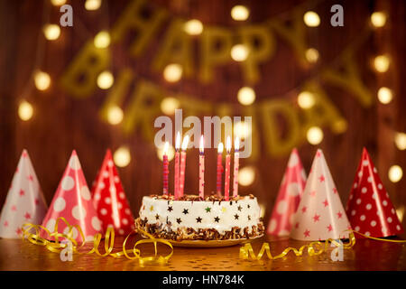 Torta di compleanno con candele numero 39 isolato su sfondo bianco Foto  stock - Alamy