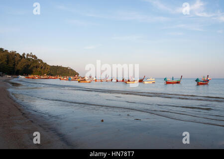 Lunga coda di barche in Bang Tao Bay, Phuket, Tailandia Foto Stock