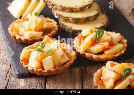 Tart riempito con ananas fresco e marmellata closeup sul tavolo. Posizione orizzontale Foto Stock