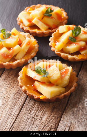 Tortine con ananas, marmellata e menta vicino sul piano verticale. Foto Stock