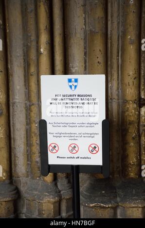 Canterbury, Regno Unito - 30 Settembre 2016: allarme terroristico segno in ingresso alla Cattedrale di Canterbury Foto Stock
