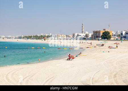 DUBAI, Emirati Arabi Uniti - 6 Dic, 2016: La Umm Suqeim spiaggia pubblica a Dubai. Emirati Arabi Uniti, Medio Oriente Foto Stock