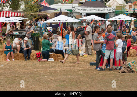 La folla gustando cibi e bevande presso i chioschi del porto Eliot Festival Cornovaglia Foto Stock