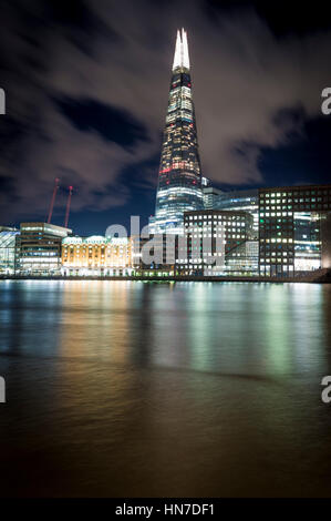 Il coccio (frammento di vetro, Shard London Bridge), London Bridge Hospital e il fiume Tamigi, Londra, di notte. Foto Stock