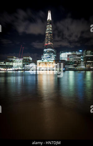 Il coccio (frammento di vetro, Shard London Bridge), London Bridge Hospital e il fiume Tamigi, Londra, di notte. Foto Stock