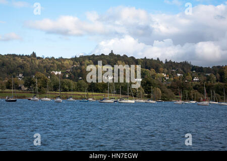 Yacht ormeggiati vicino alla riva orientale del Windermere appena a sud di Bowness Lake District Cumbria Inghilterra England Foto Stock