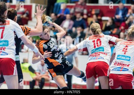 27 gennaio 2017: Carmen Martin Berenguer #20 del CSM Bucarest durante la EHF Donne in Champions League 2016-2017 gioco tra FC CSM Bucharest ROU e Larvik (NOR) a campi sportivi polivalenti Hall, Bucarest, Romania ROU. Foto: CronosFoto/Catalin Soare Foto Stock