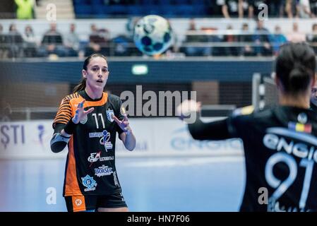 27 gennaio 2017: Camille Ayglon Saurina #11 del CSM Bucarest durante la EHF Donne in Champions League 2016-2017 gioco tra FC CSM Bucharest ROU e Larvik (NOR) a campi sportivi polivalenti Hall, Bucarest, Romania ROU. Foto: CronosFoto/Catalin Soare Foto Stock