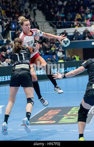 27 gennaio 2017: Amanda Kurtovic #24 di Larvik durante la EHF Donne in Champions League 2016-2017 gioco tra FC CSM Bucharest ROU e Larvik (NOR) a campi sportivi polivalenti Hall, Bucarest, Romania ROU. Foto: CronosFoto/Catalin Soare Foto Stock