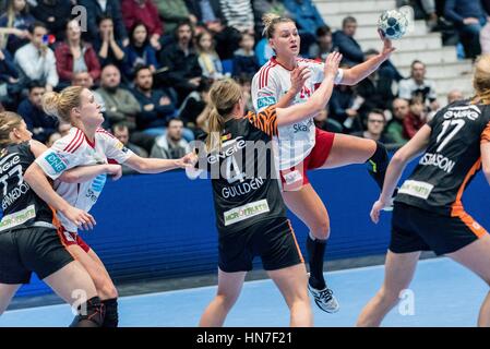 27 gennaio 2017: Amanda Kurtovic #24 di Larvik durante la EHF Donne in Champions League 2016-2017 gioco tra FC CSM Bucharest ROU e Larvik (NOR) a campi sportivi polivalenti Hall, Bucarest, Romania ROU. Foto: CronosFoto/Catalin Soare Foto Stock