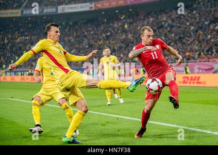 11 novembre 2016: Vlad Chiriches #6 di Romania Squadra Nazionale e Kamil Grosicki #11 di Polonia la squadra nazionale durante la Coppa del Mondo di qualificazioni 2018 gioco tra la Romania e la Polonia a livello nazionale stadio Arena, Bucarest, Romania ROU. Foto: Catalin Soare / SportAction.ro |Copyright: CronosFoto/Catalin Soare| Foto Stock