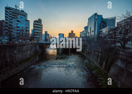 Fiume Kanda in serata, Toshima-Ku, Tokyo, Giappone Foto Stock