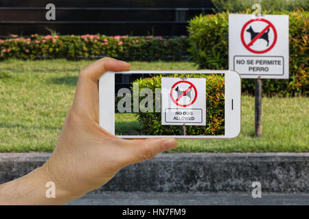 Concetto di IOT dello smartphone per tradurre il testo sul segno da Spagnolo a Inglese utilizzando in tempo reale traduzione lingua augmented reality, AR, app. Foto Stock