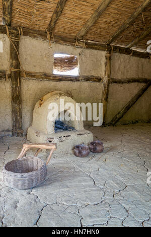 Interno della replica della casa di epoca preistorica Foto Stock