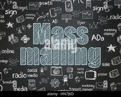 Concetto di commercializzazione: Chalk Il testo in blu di mailing di massa sul bordo della scuola con sfondo disegnato a mano le icone di Marketing, School Board Foto Stock