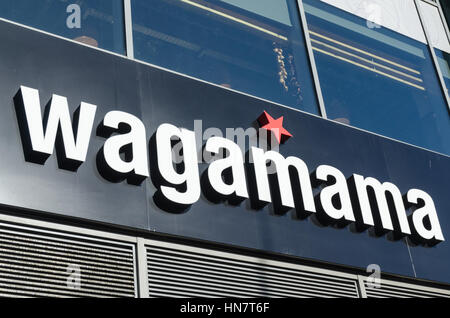 Segno sopra Wagamama giapponese ristorante di noodle Foto Stock