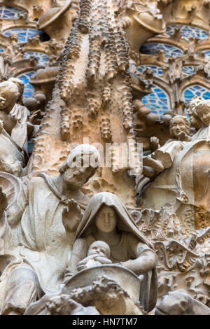 Le statue della Vergine Maria e Giuseppe e il Bambino Gesù, nella parte anteriore della Sagrada Familia di Barcellona, Spagna. Foto Stock