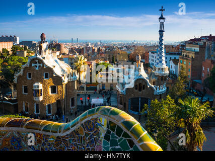 In Spagna, in Catalogna, Barcellona, Parco Guell case con viste sulla città, dall'architetto Antoni Gaudi Foto Stock