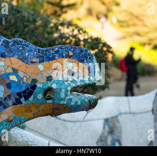 Mosaico lizard scultura di Gaudi, Parco Guell, Barcellona, in Catalogna, Spagna Foto Stock